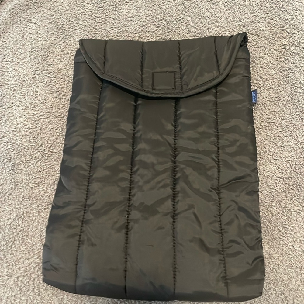 Baggu puffy laptop sleeve - black